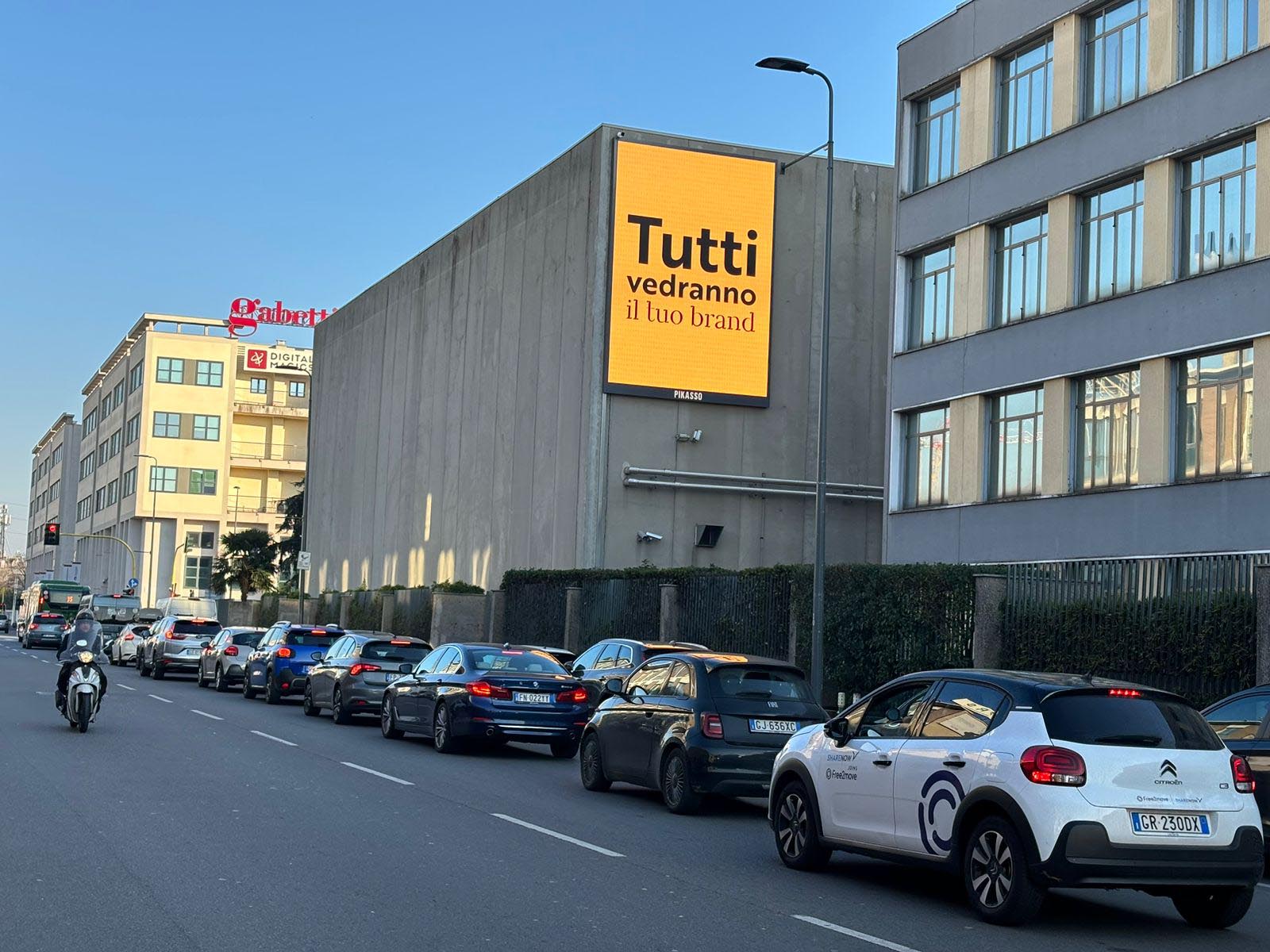Pikasso Italia launches the first digital screen in a strategic location in Milan